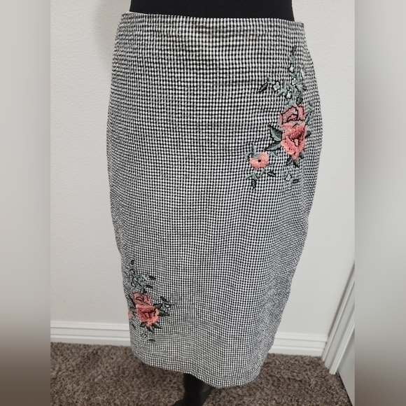 DownEast Black and White Checkered Midi Pencil Skirt with Floral Details - Picture 5 of 12